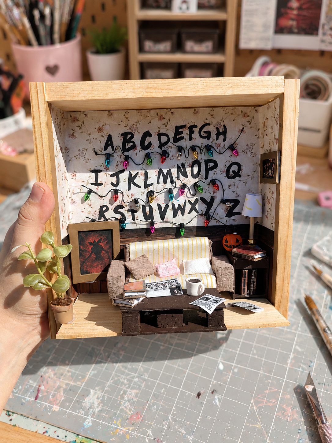 Diorama Miniatura – Sala de Stranger Things | Artesanal