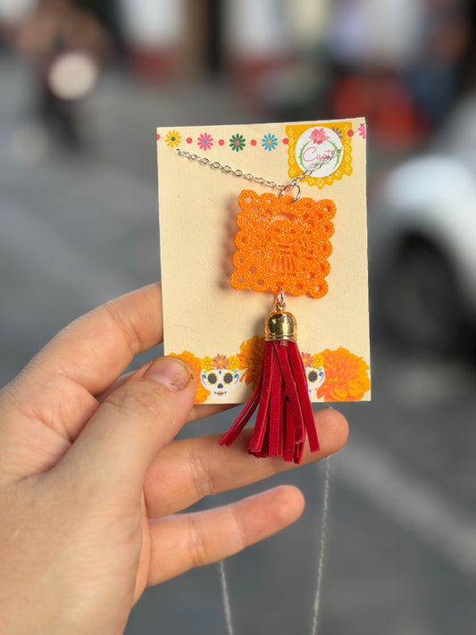 Collar papel picado con pompón