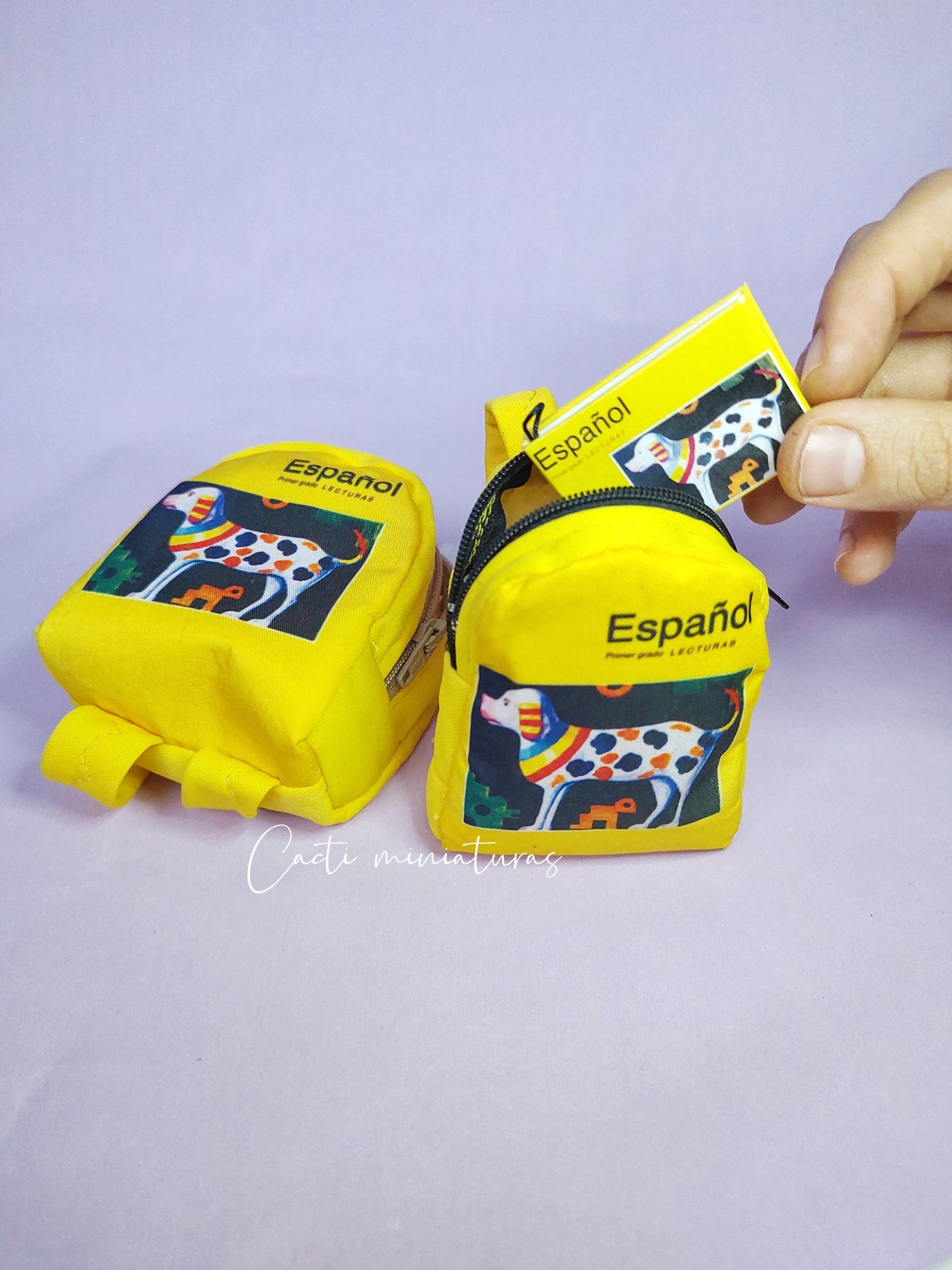 Mini mochila y mini llavero de libro del perrito español 1° de primaria