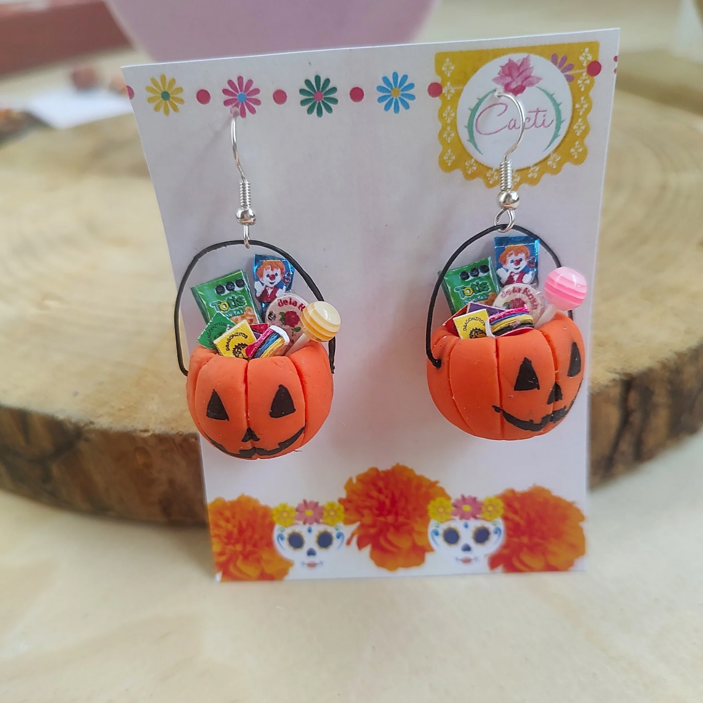 Aretes de calabaza de Halloween con mini dulces mexicanos