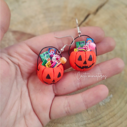 Aretes de calabaza de Halloween con mini dulces mexicanos